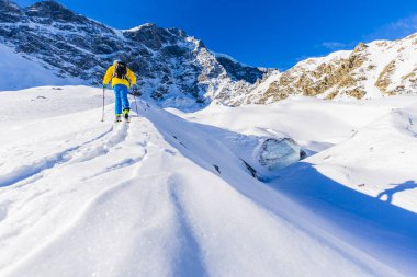 Dağcı backcountry Kayak ile karlı bir sırt boyunca yürüyüş 