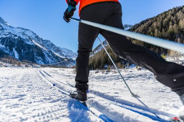 Kayaklı koşu iz soğuk güneşli kış gün içinde çok