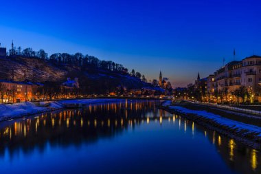 Salzburg ve nehir partnerliğindeki, Salzburger L panoramik gece görünümü