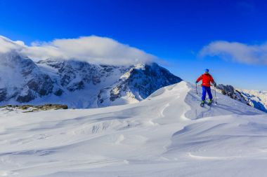Dağcı backcountry Kayak ile karlı bir sırt boyunca yürüyüş 