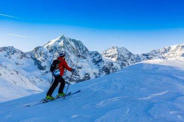 Dağcı backcountry Kayak ile karlı bir sırt boyunca yürüyüş 