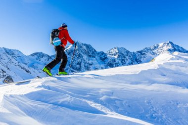 Dağcı backcountry Kayak ile karlı bir sırt boyunca yürüyüş 