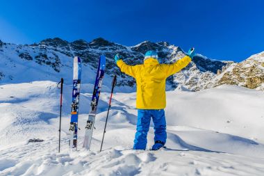 Dağcı backcountry Kayak Kayak ile karlı bir sırt dinlenme