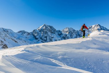 Dağcı backcountry Kayak ile karlı bir sırt boyunca yürüyüş 