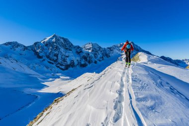 Dağcı backcountry Kayak ile karlı bir sırt boyunca yürüyüş 