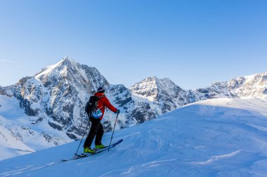 Dağcı backcountry Kayak ile karlı bir sırt boyunca yürüyüş 