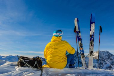 Dağcı backcountry Kayak ile karlı bir sırt boyunca yürüyüş 