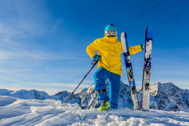 Dağcı backcountry Kayak ile karlı bir sırt boyunca yürüyüş 