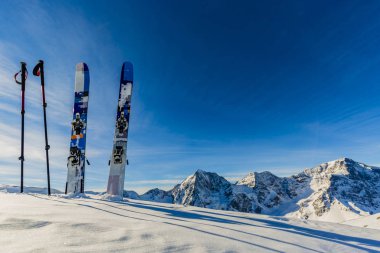 Kış sezonu, dağlar ve tur kayağı backcountry eş Kayak