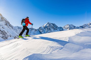 Dağcı backcountry Kayak ile karlı bir sırt boyunca yürüyüş 