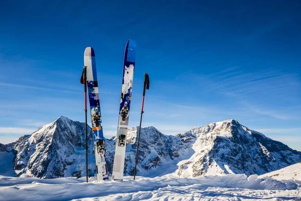 Ski im Winter, Berge und Skitouren im Hinterland — Stockfoto