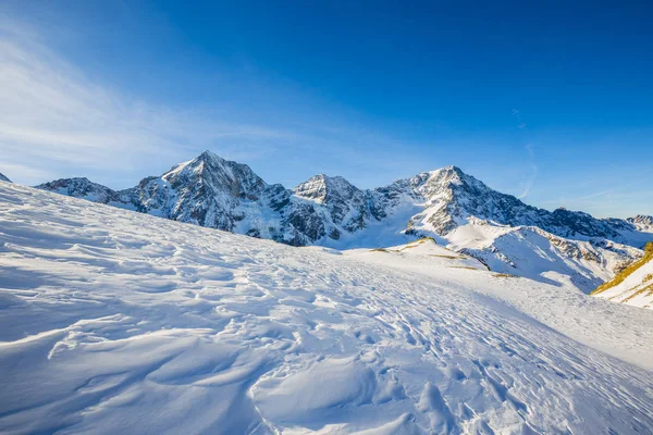 Declive nevado nos alpes italianos (Sulden / Solda) com Ortler, Zebr — Fotografia de Stock