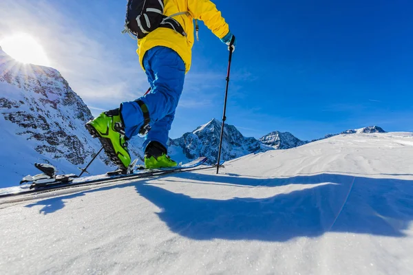 Dağcı backcountry Kayak ile karlı bir sırt boyunca yürüyüş 