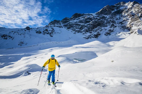 Dağcı backcountry Kayak ile karlı bir sırt boyunca yürüyüş 