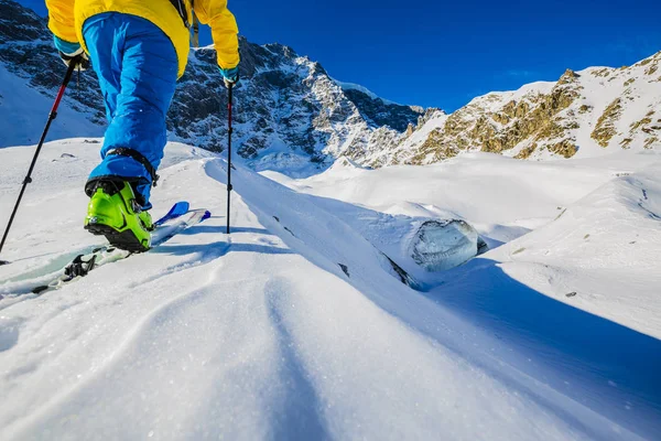 Dağcı backcountry Kayak ile karlı bir sırt boyunca yürüyüş 