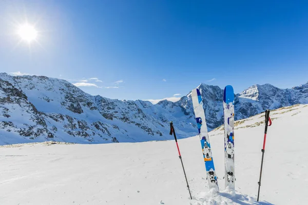 Esquí en temporada de invierno, montañas y esquí de travesía equi backcountry —  Fotos de Stock