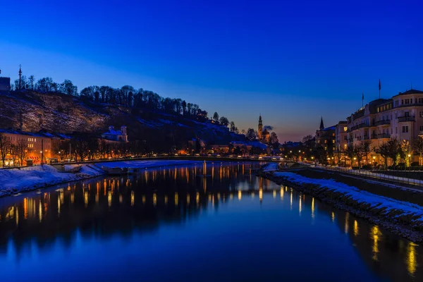 Salzburg ve nehir partnerliğindeki, Salzburger L panoramik gece görünümü