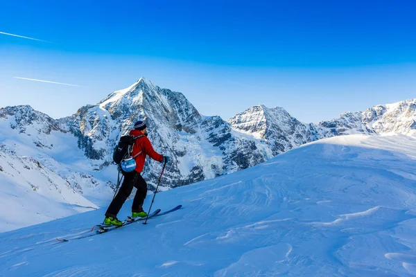 Dağcı backcountry Kayak ile karlı bir sırt boyunca yürüyüş 