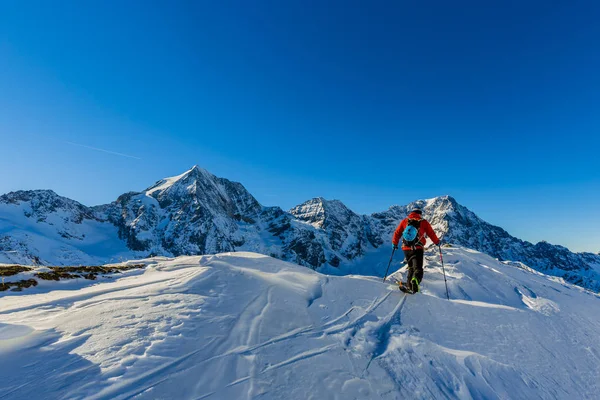 Bergsteiger-Backcountry-Ski auf einem schneebedeckten Grat mit — Stockfoto