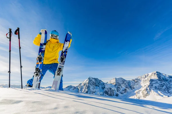 Sci di fondo alpinista che riposa lungo un crinale innevato con sci — Foto Stock
