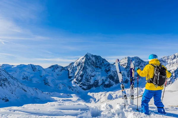 Pendaki gunung bermain ski di punggung bukit bersalju dengan ski — Stok Foto