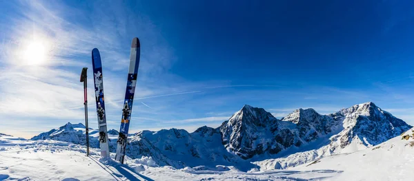 Esquí en temporada de invierno, montañas y esquí de travesía equi backcountry — Foto de Stock