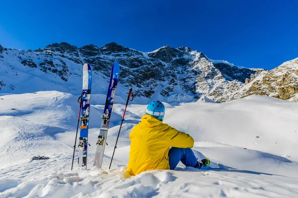 Ορειβάτης σκι backcountry ανάπαυσης κατά μήκος μια χιονισμένη κορυφογραμμή με σκι — Φωτογραφία Αρχείου