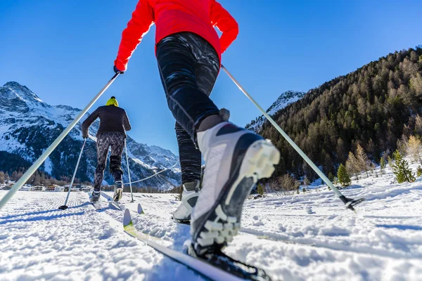 Eine Familiengruppe von Langläufern an einem sonnigen Wintermorgen — Stockfoto