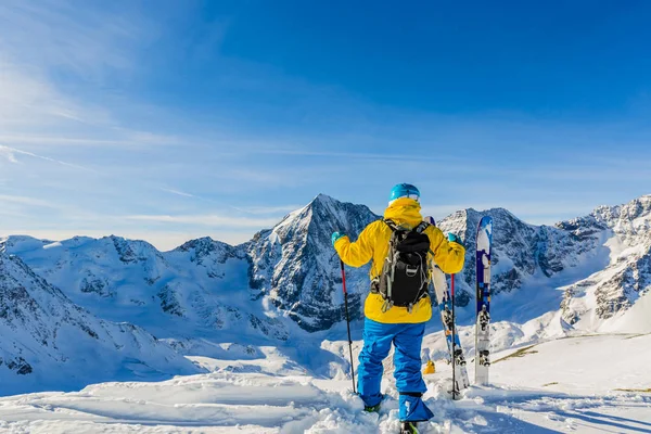 Dağcı backcountry Kayak ile karlı bir sırt boyunca yürüyüş 