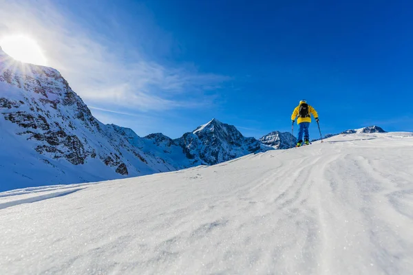 Dağcı backcountry Kayak ile karlı bir sırt boyunca yürüyüş 