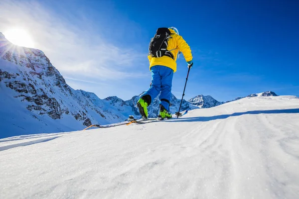 Esquí de montaña backcountry caminar a lo largo de una cresta nevada con — Foto de Stock
