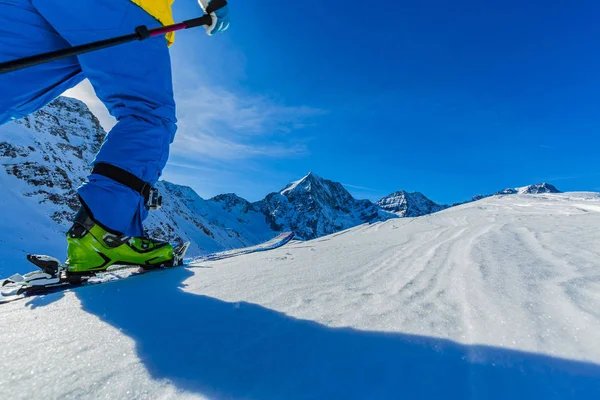 Pendaki gunung bermain ski di punggung bukit bersalju dengan — Stok Foto