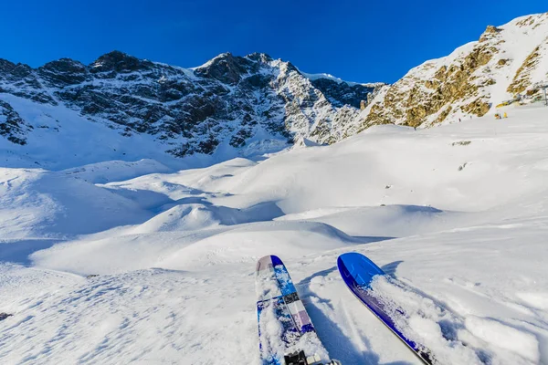 Sci nella stagione invernale, montagna e sci alpinismo backcountry equi — Foto Stock