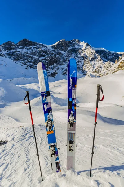 在滑雪冬季，山脉和滑雪旅游野外设备 — 图库照片