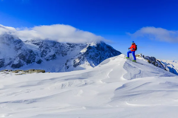 Dağcı backcountry Kayak ile karlı bir sırt boyunca yürüyüş 