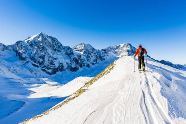 Dağcı backcountry Kayak ile karlı bir sırt boyunca yürüyüş 