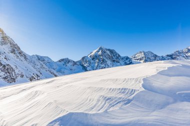 Kış sezonu, Dağları kar. Güney Tirol, Solda İtalya.