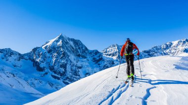 Dağcı backcountry Kayak ile karlı bir sırt boyunca yürüyüş 