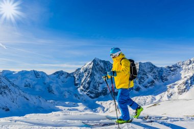 Dağcı backcountry Kayak ile karlı bir sırt boyunca yürüyüş 