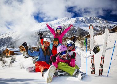 Mutlu bir aile dağlarda kış tatil zevk. Kayak, güneş, 