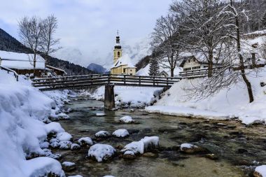 Kış nehir panoramik manzara Ramsau, Bavyera Al