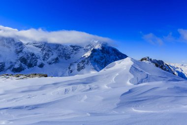 Kış sezonu, Dağları kar. Güney Tirol, Solda İtalya.