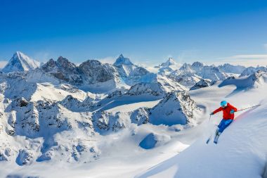 Güzel İsviçreli ünlü dağlarının muhteşem manzaralı Kayak 