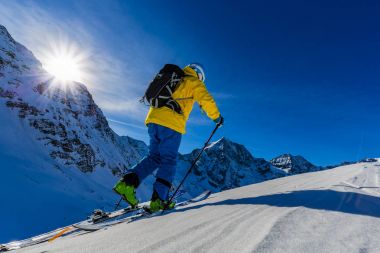 Dağcı backcountry Kayak ile karlı bir sırt boyunca yürüyüş 