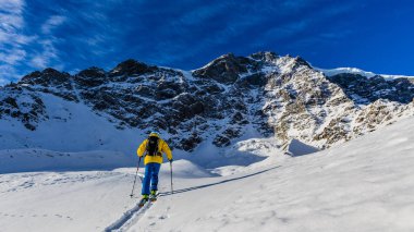Dağcı backcountry Kayak ile karlı bir sırt boyunca yürüyüş 
