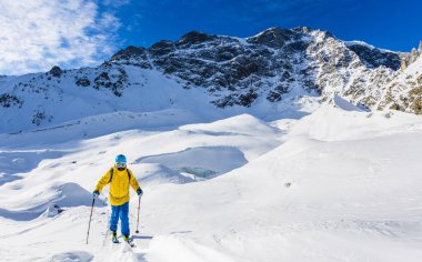 Dağcı backcountry Kayak ile karlı bir sırt boyunca yürüyüş 