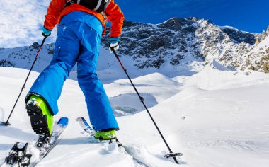 Dağcı backcountry Kayak ile karlı bir sırt boyunca yürüyüş 