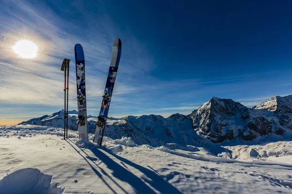 Kış sezonu, dağlar ve tur kayağı backcountry eş Kayak