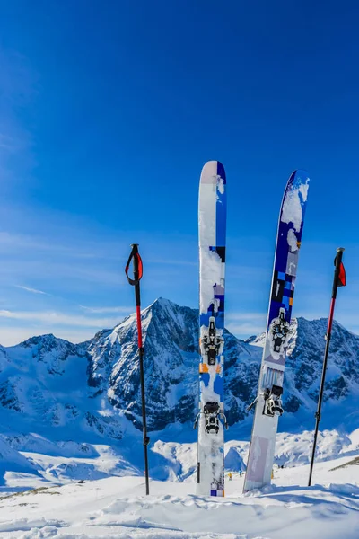 Esquí en temporada de invierno, montañas y esquí de travesía equi backcountry — Foto de Stock