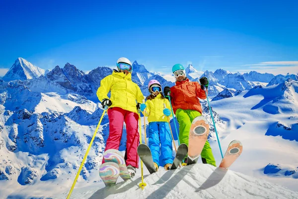 Mutlu bir aile dağlarda kış tatil zevk. Kayak, güneş, 